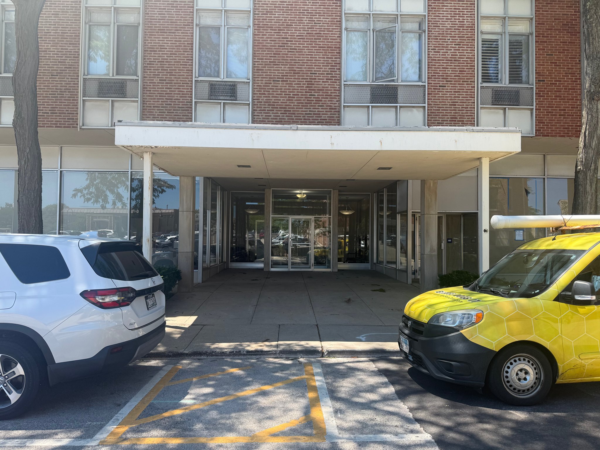 Lake Forest Apartment: 580 N Bank Ln