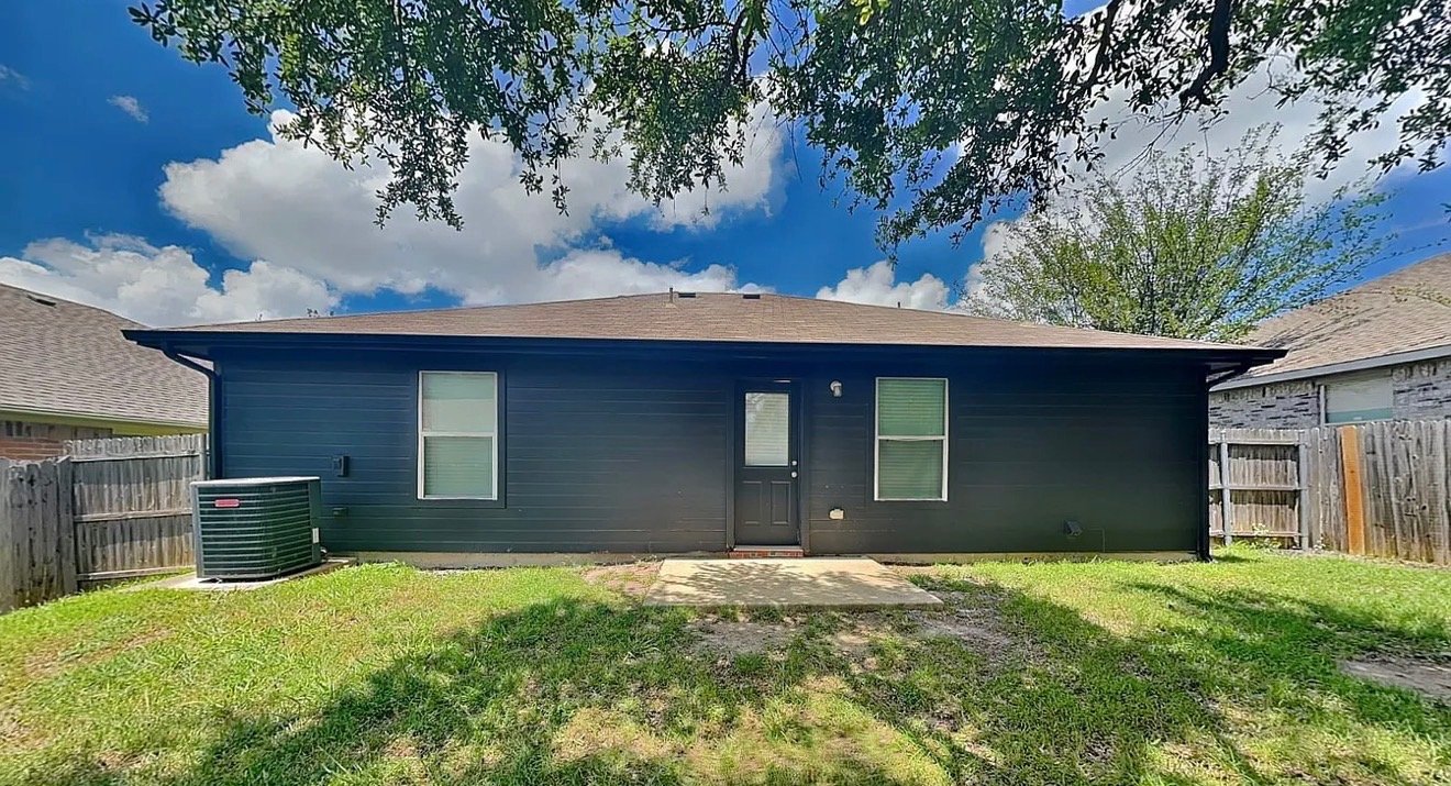 Dallas House: 1320 Cleardale Dr