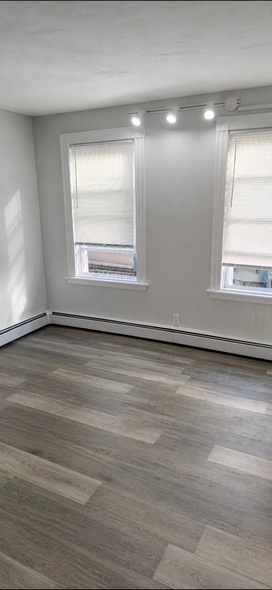 West Warwick Apartment: 8 Riverdale Ave