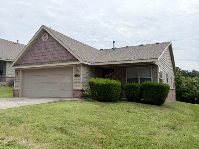 Fayetteville House: 2904 W Old Farmington Rd