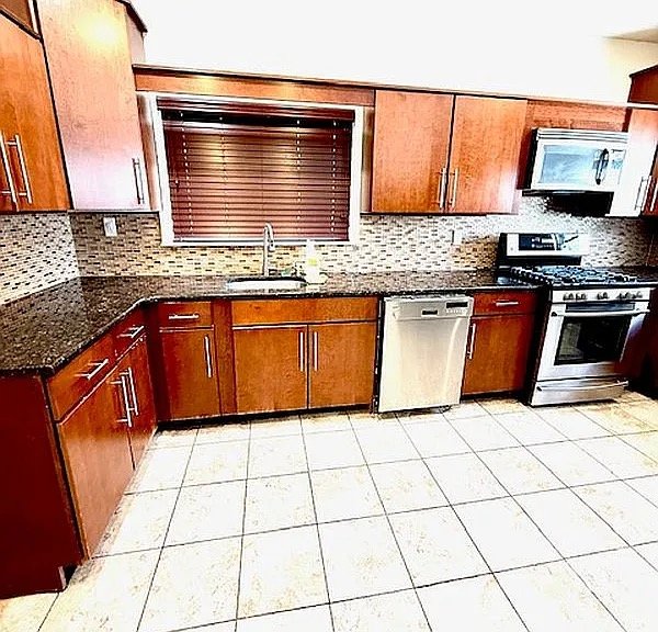 Staten Island House: 1725 E 26th St, Brooklyn, NY 11229