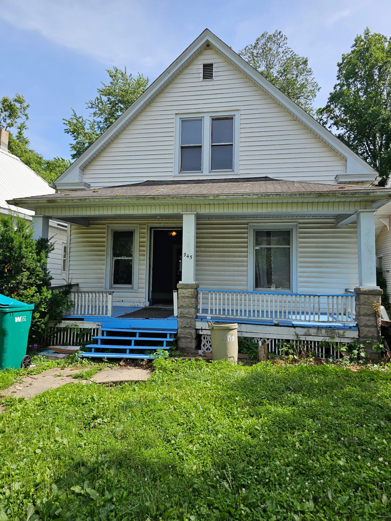 Decatur House: 945 W Packard St