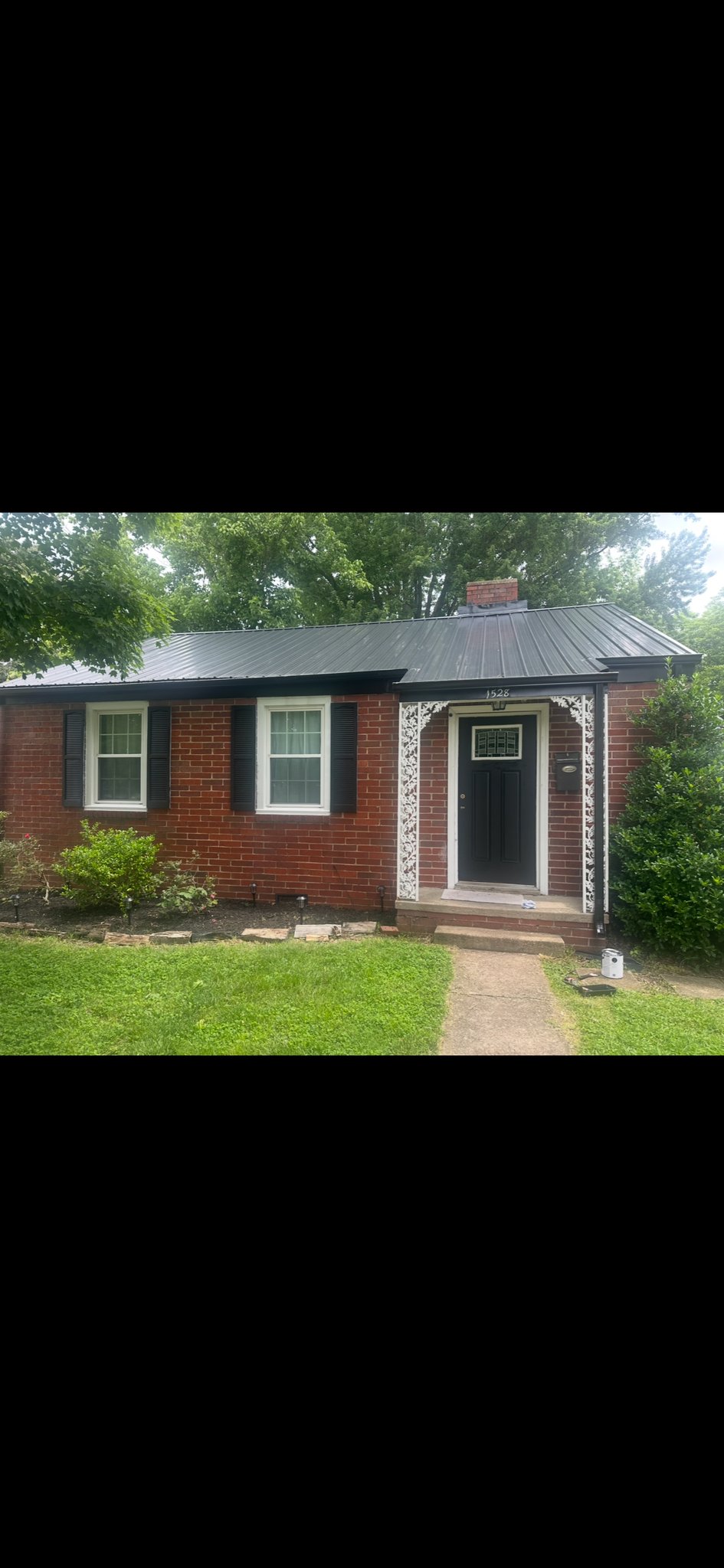 Kingsport House: 1528 E Sevier Ave