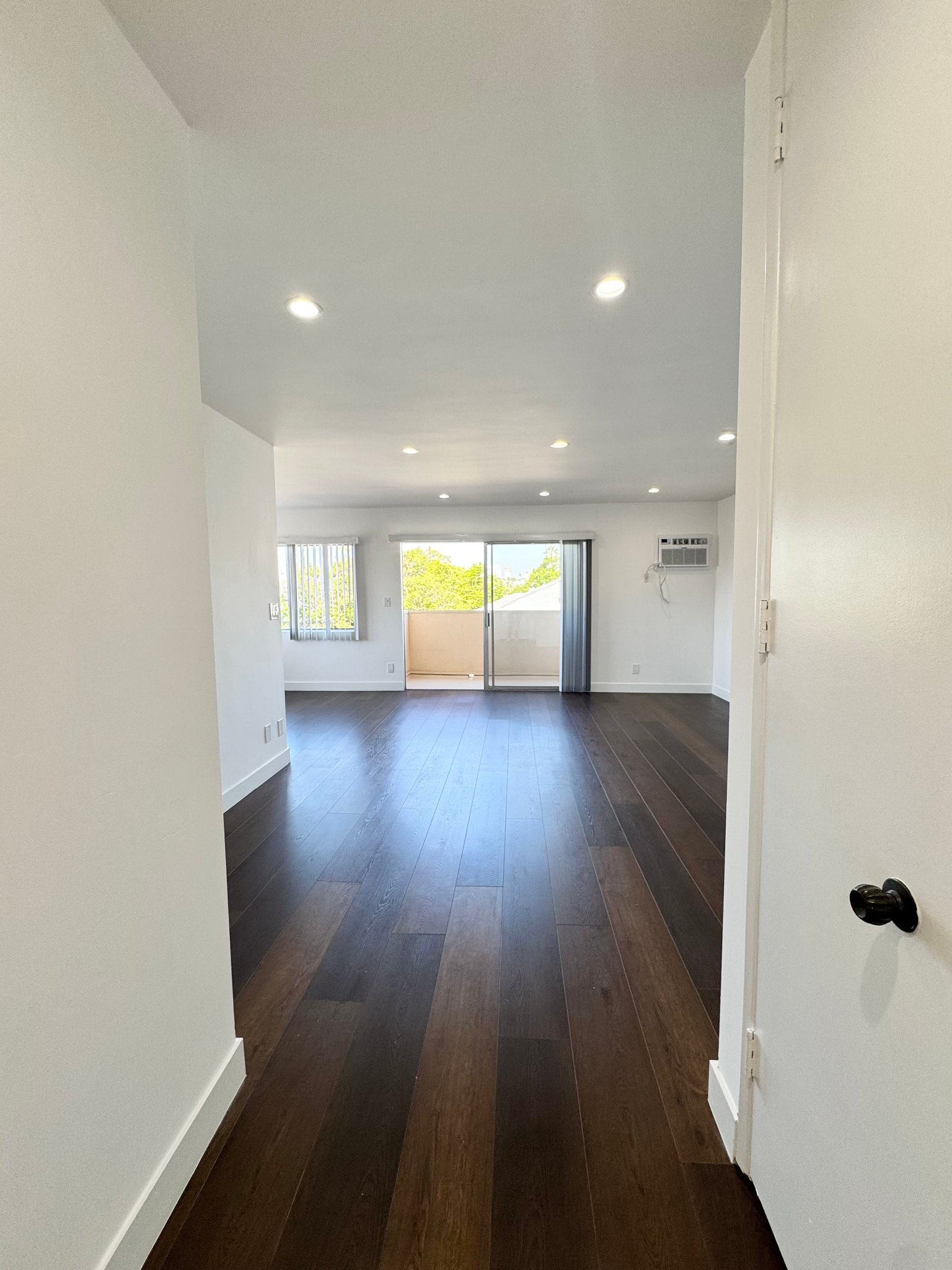 Los Angeles Apartment: 1551 S Sherbourne Dr.