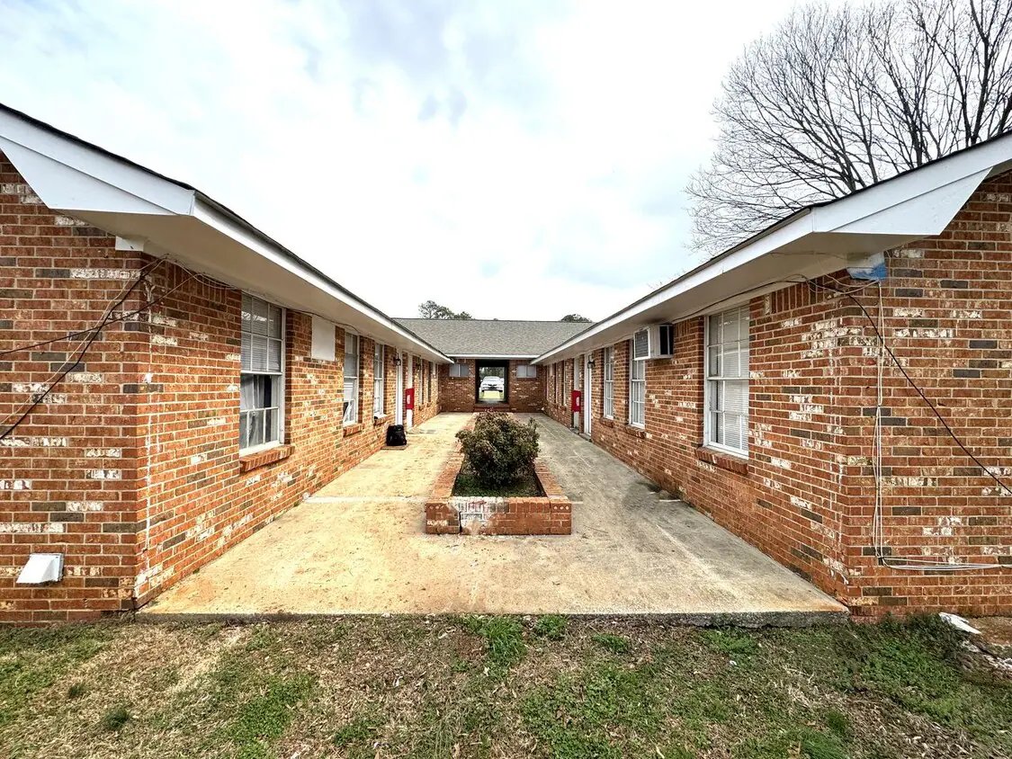 Athens Apartment: 208 Cloverleaf Drive