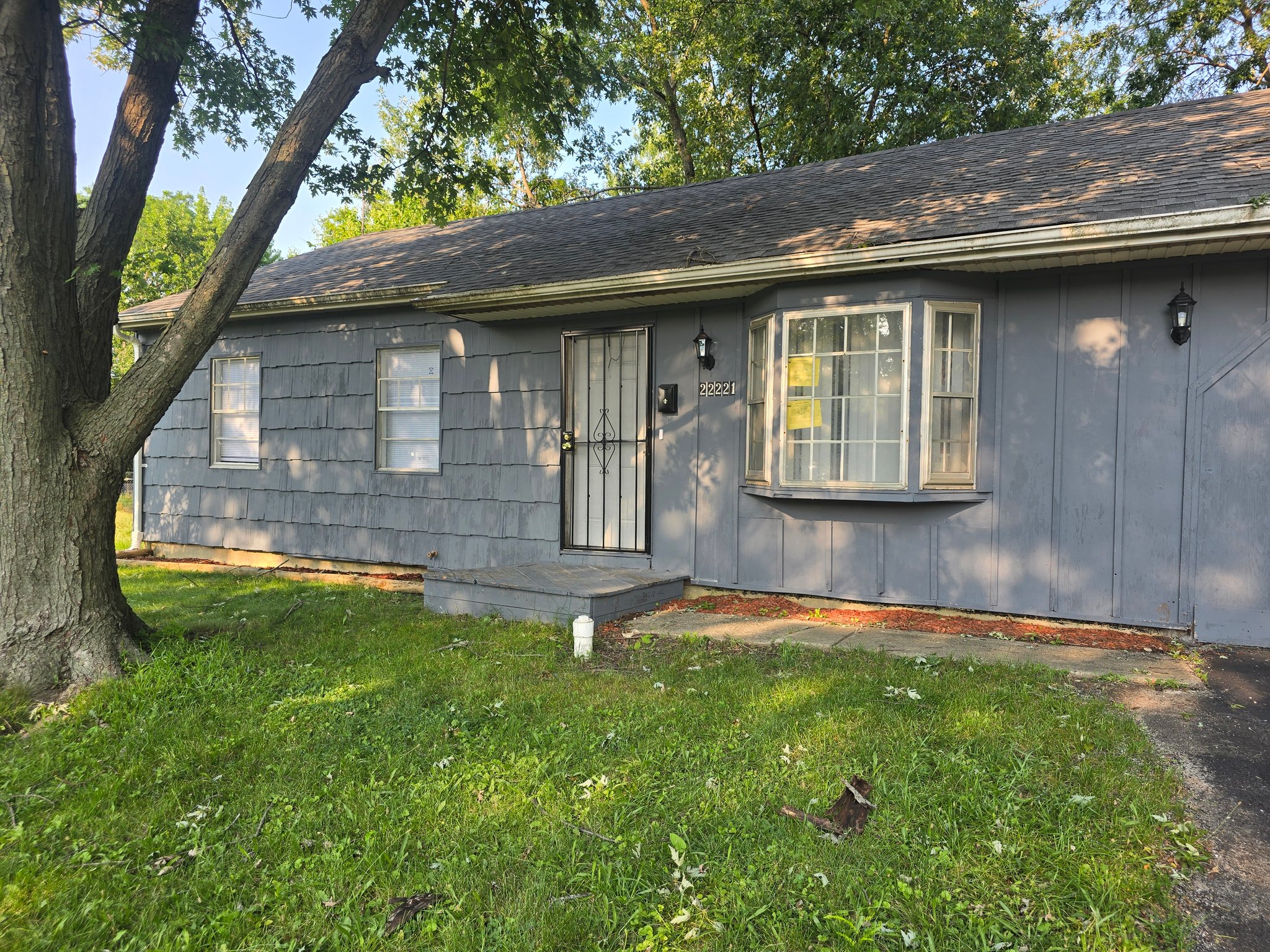 Sauk Village House: 22221 Willow Tree Ave
