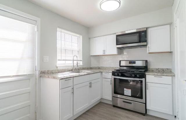 Salem Townhome: 124 Yorke St