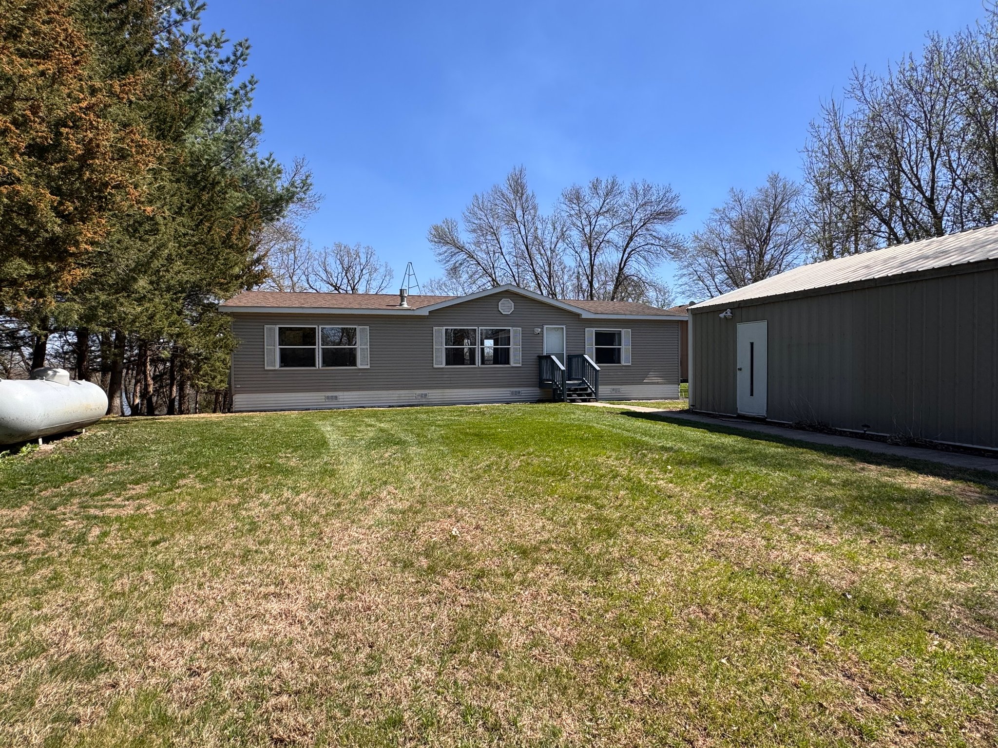 Litchfield House: 57975 226th St