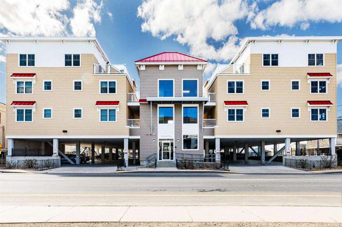 Hampton Condo: 128 Ashworth Ave