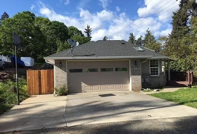 White Salmon House: 102 Manly St.