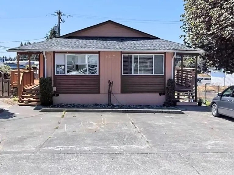 Tacoma House: 8212 S Bell St