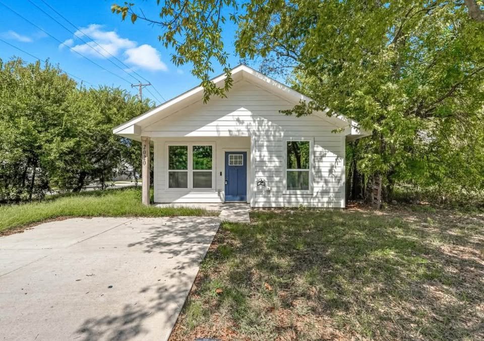 Paris House: 604 12th St SE
