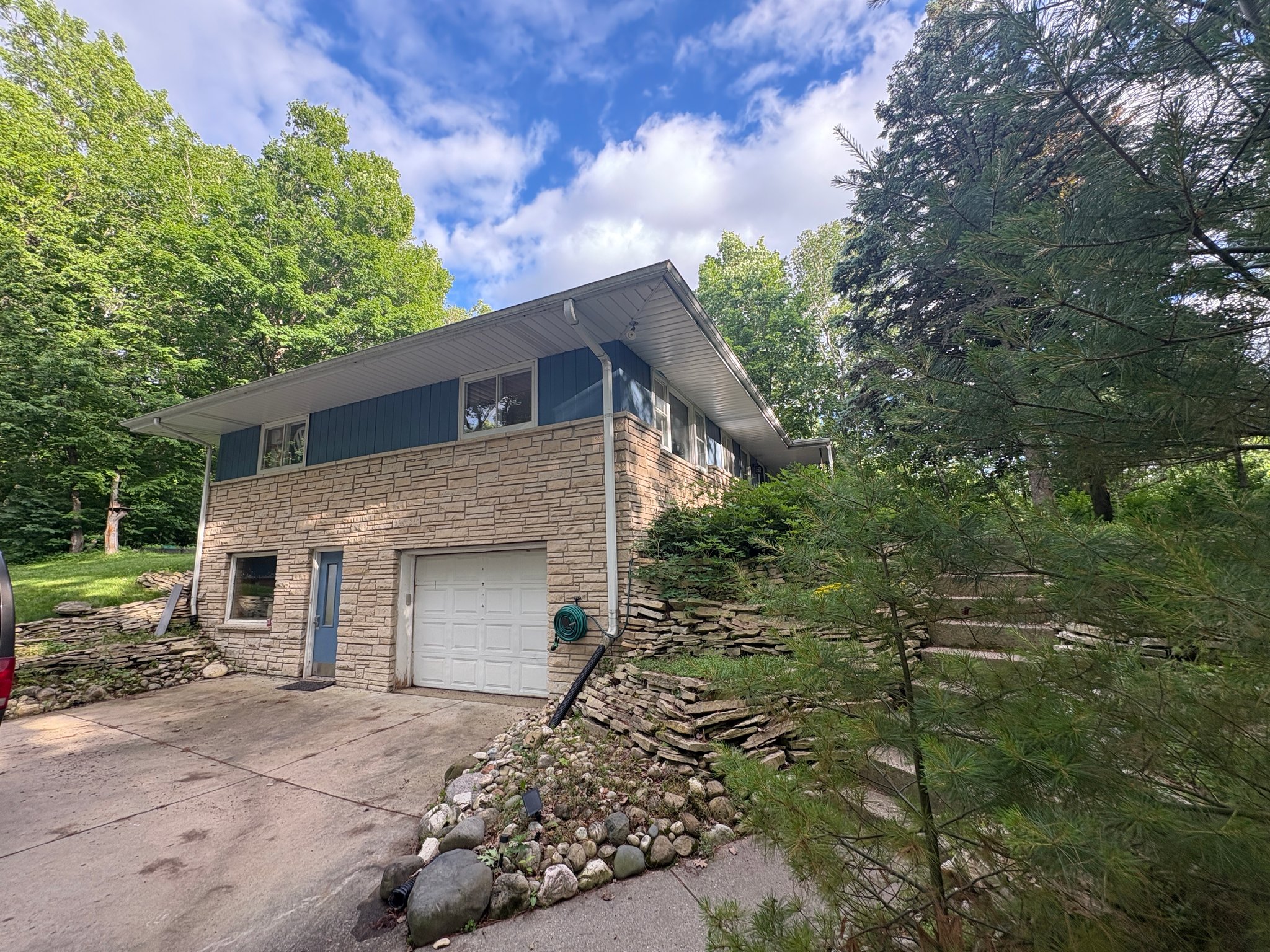 Slinger House: 3580 Slinger Rd