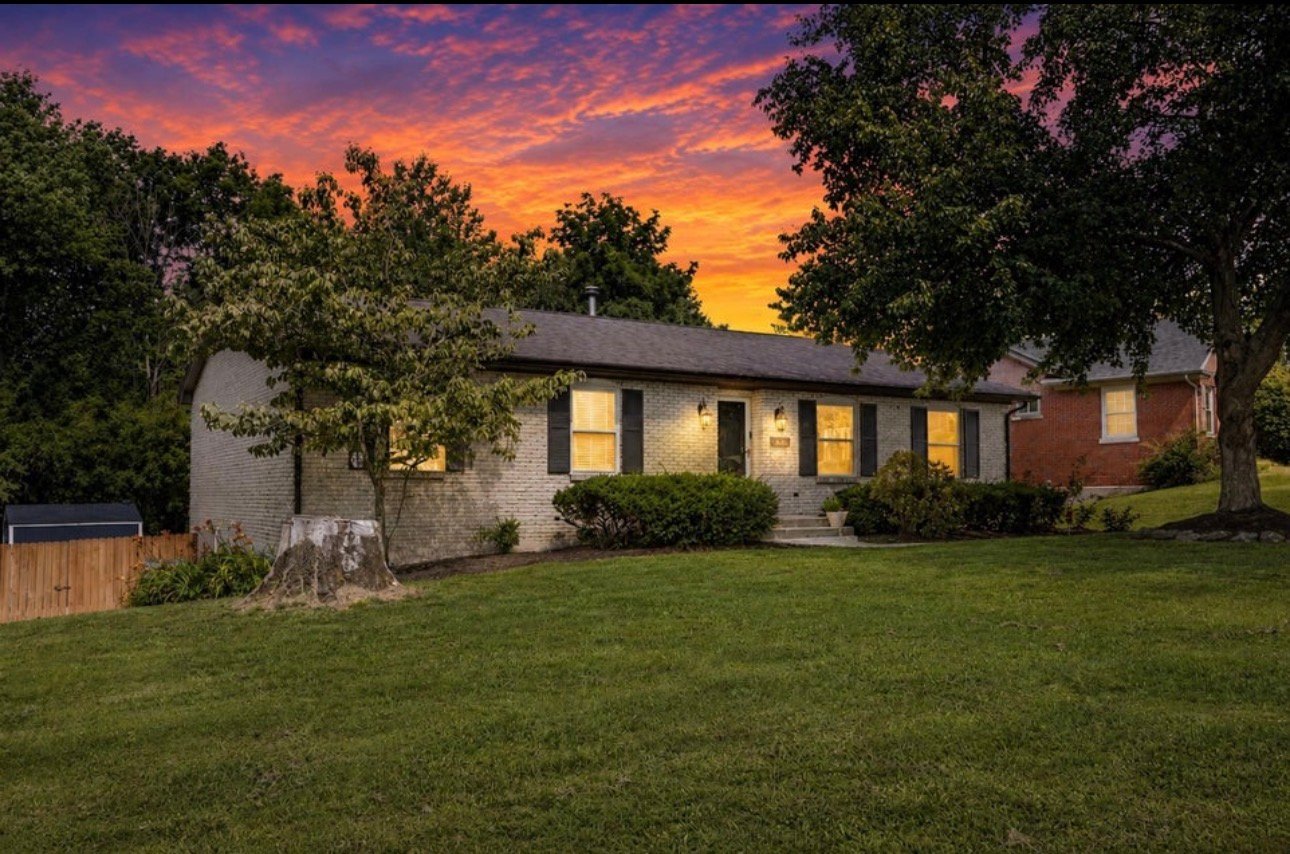 Lexington House: 3483 Lansdowne Dr
