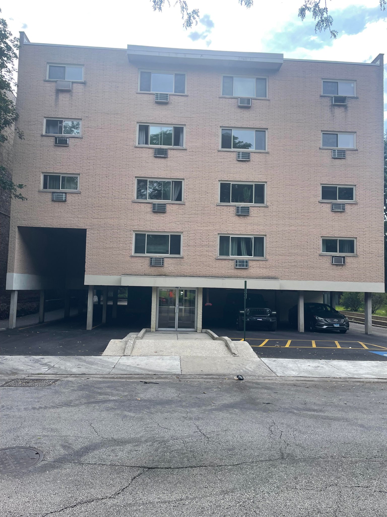 Chicago Condo: 4939 S Dorchester Ave