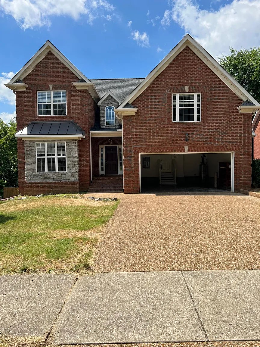 Hendersonville House: 109 Fieldcrest Cir