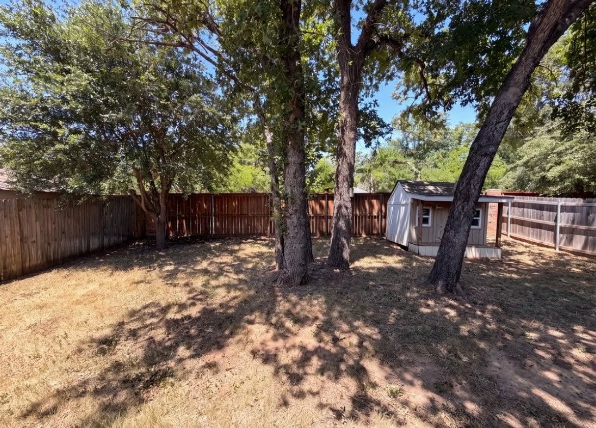 Azle House: 1008 Edgewater Dr