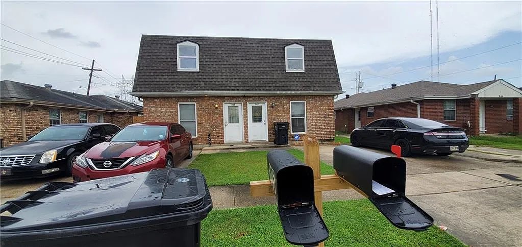 Chalmette House: 307 E Liberaux St