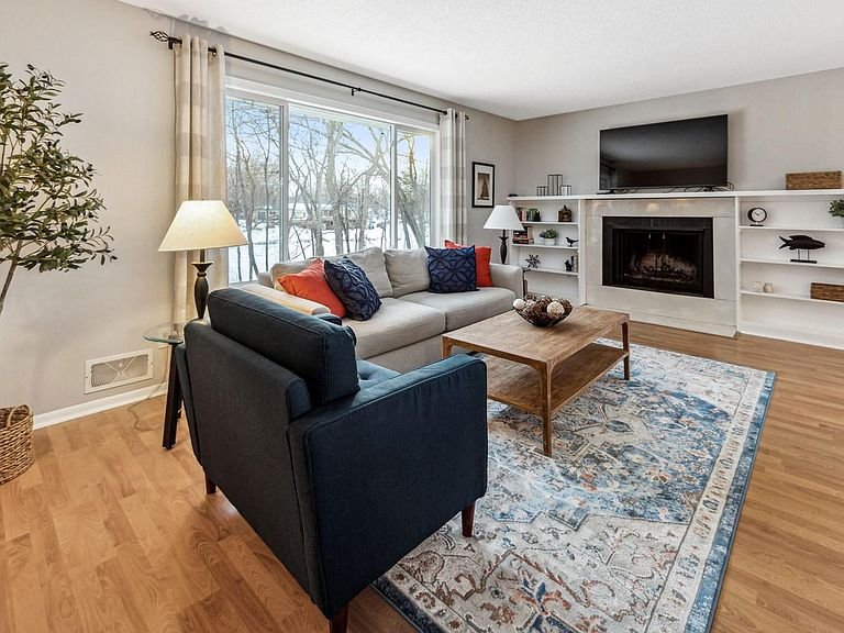 Plymouth House: 16120 15th Ave N