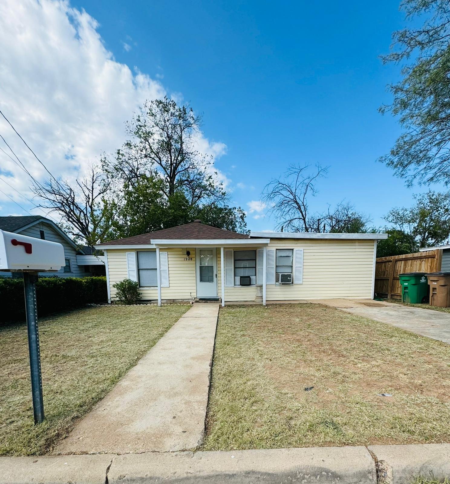 San Angelo House: 1908 Coleman St