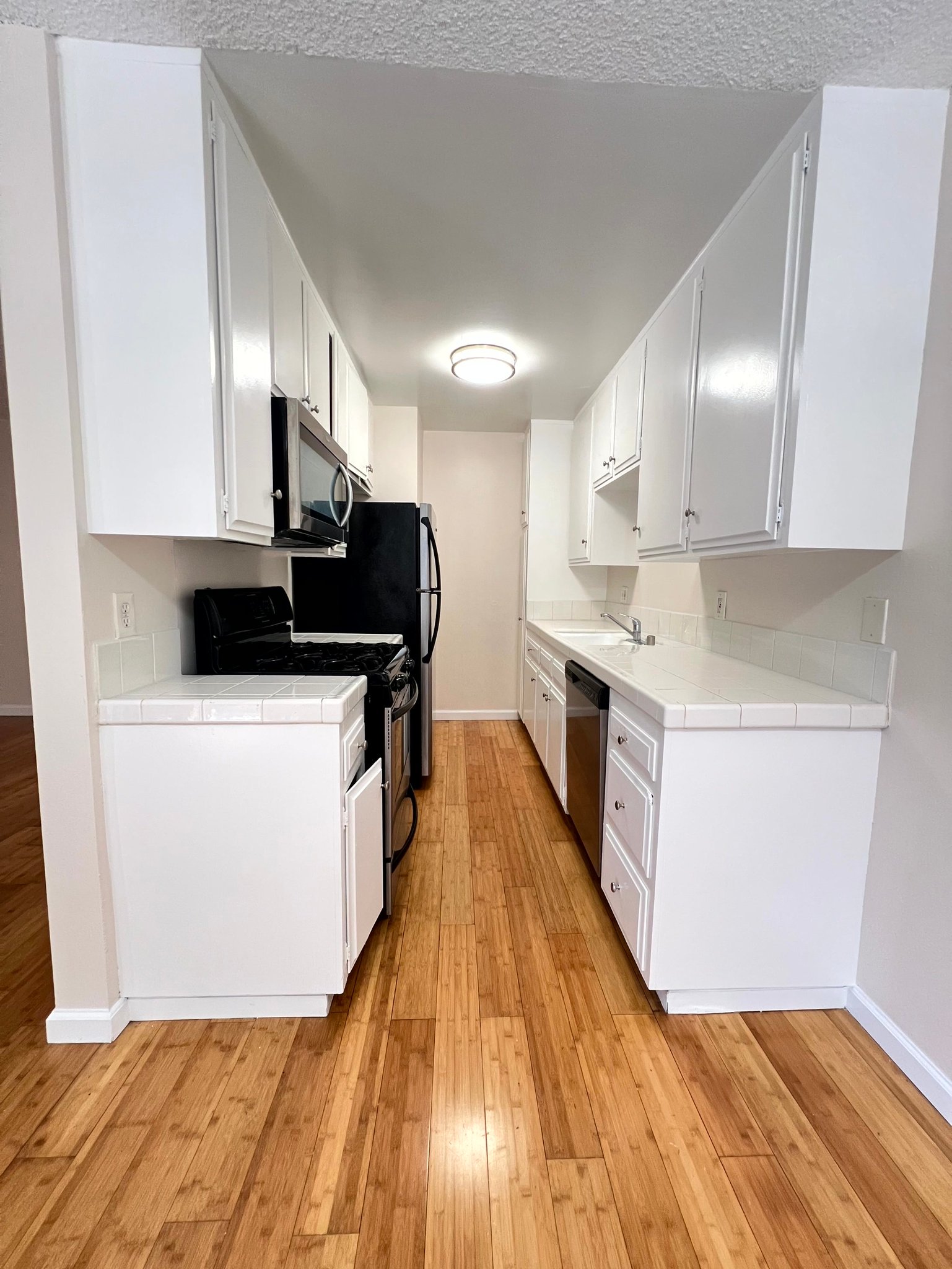 Los Angeles Apartment: 1317 S Bundy Dr