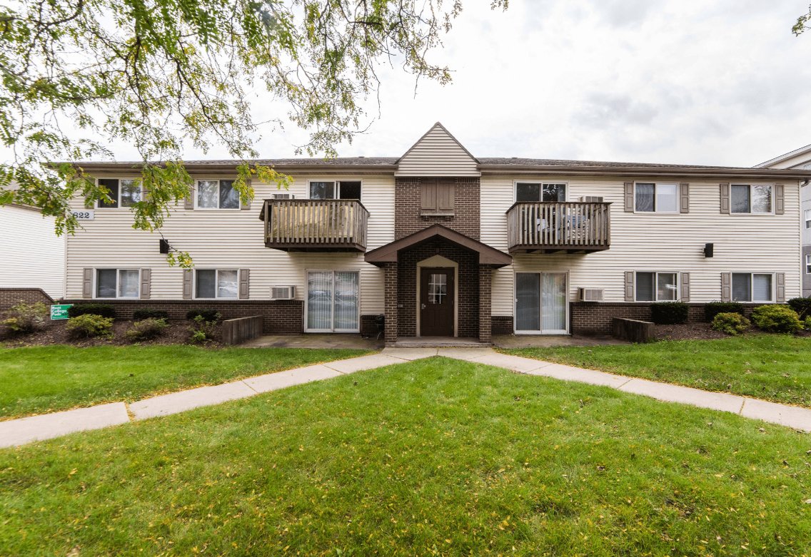 DeKalb Single Room: 822 Edgebrook Drive, DeKalb, Illinois 60115