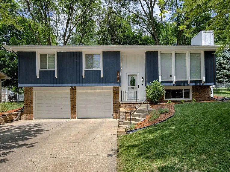 Omaha House: 15412 Y St