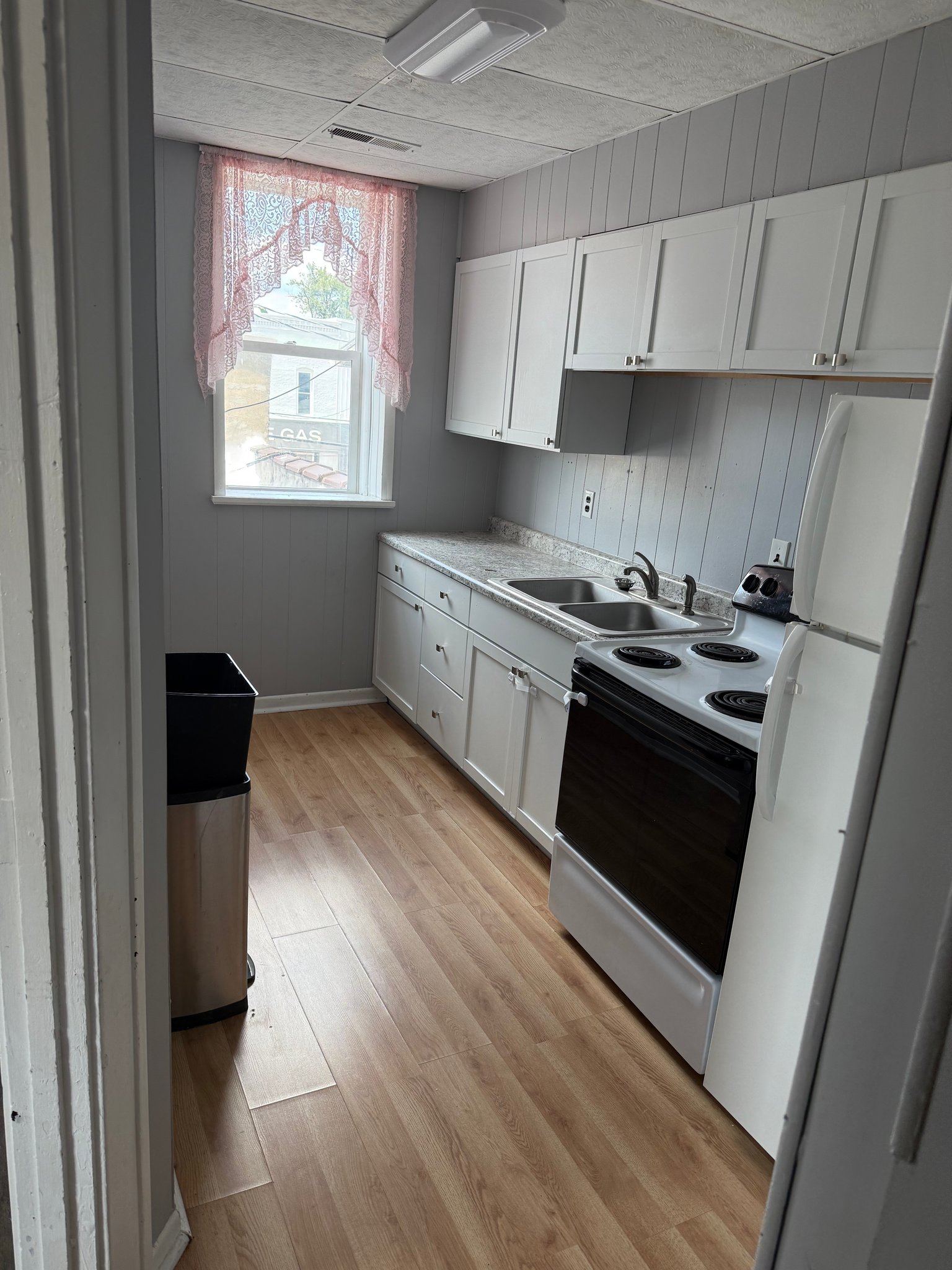 Colfax Apartment: 112 1/2 main Street apt .6
