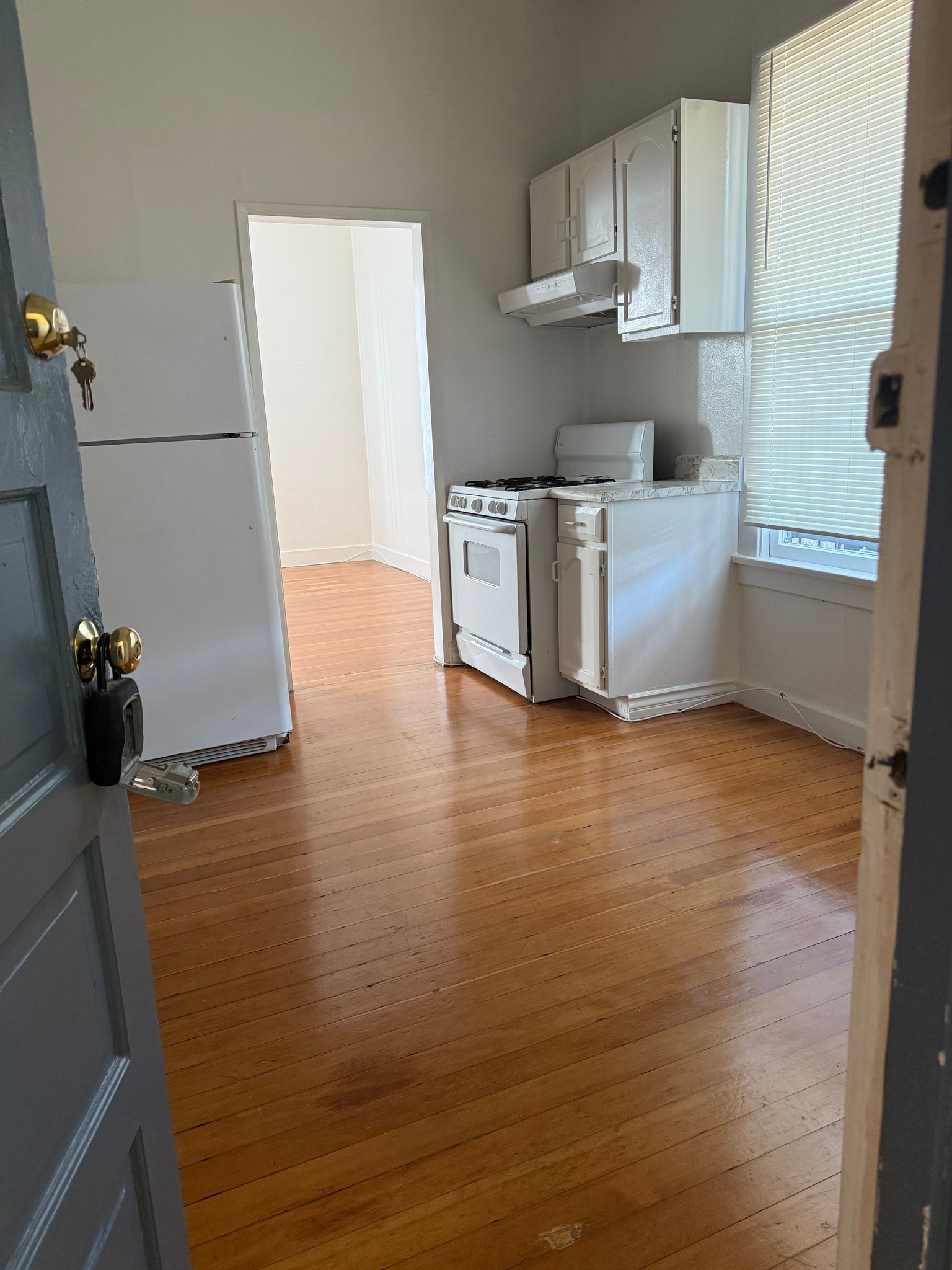 Los Angeles Apartment: 1114 Poinsettia Dr