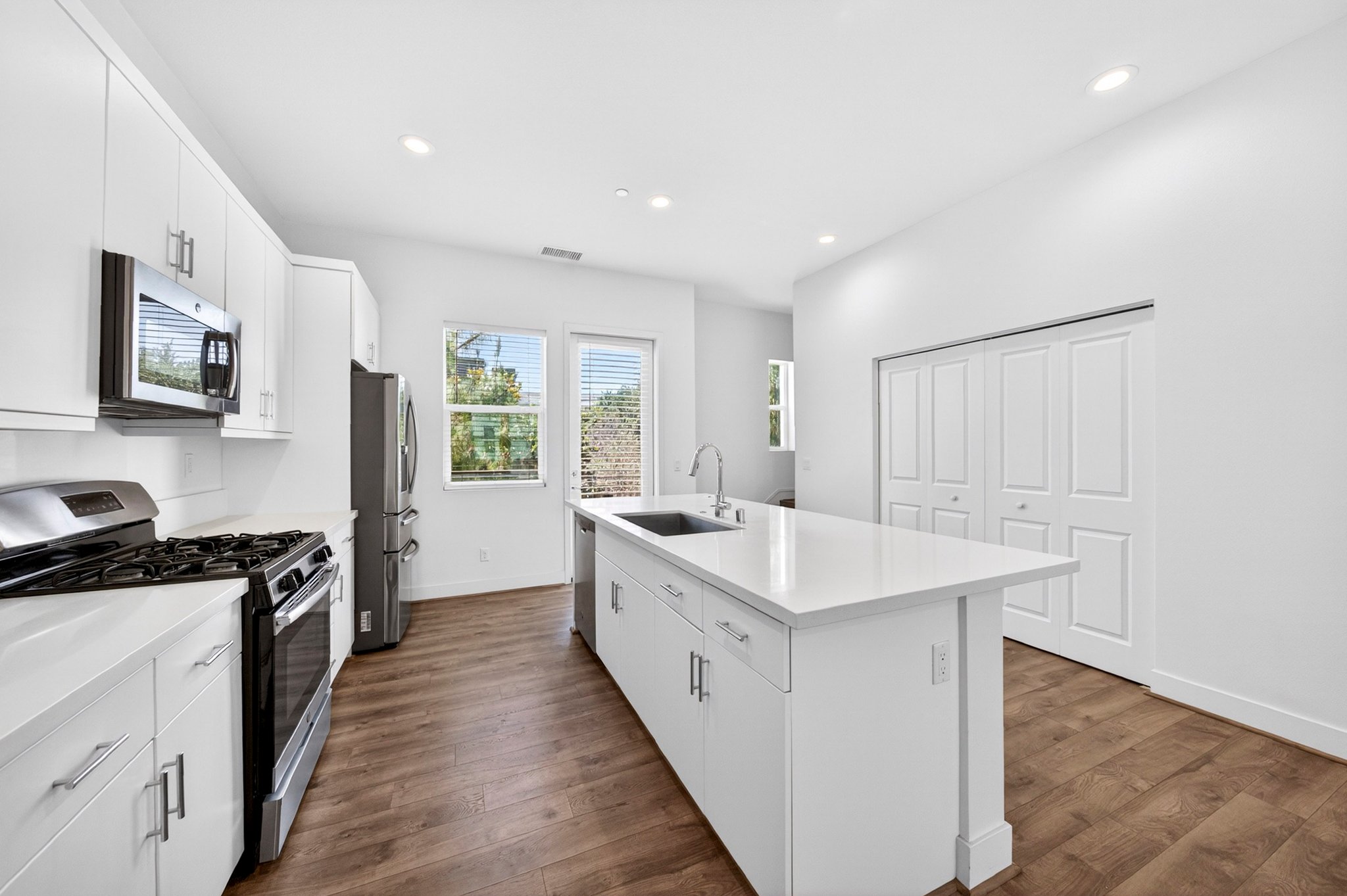 Anaheim Townhome: 963 E Mason Ln