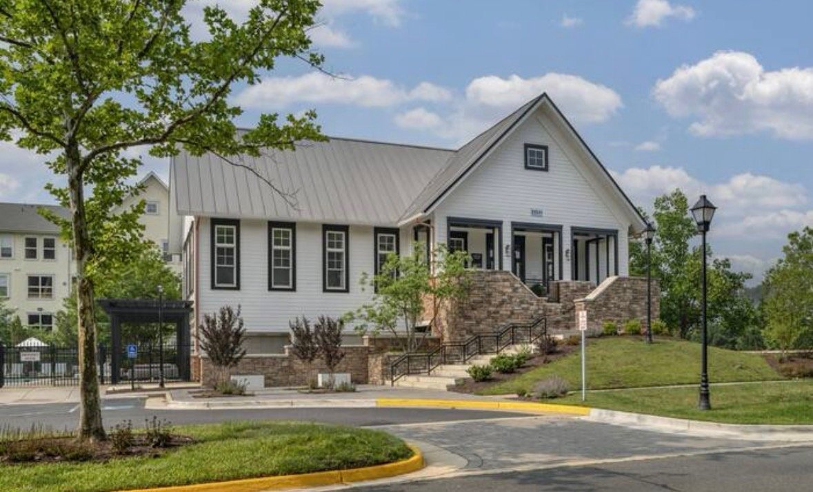 COLONIAL HEIGHTS Apartment: 1100 Lakeview Ave