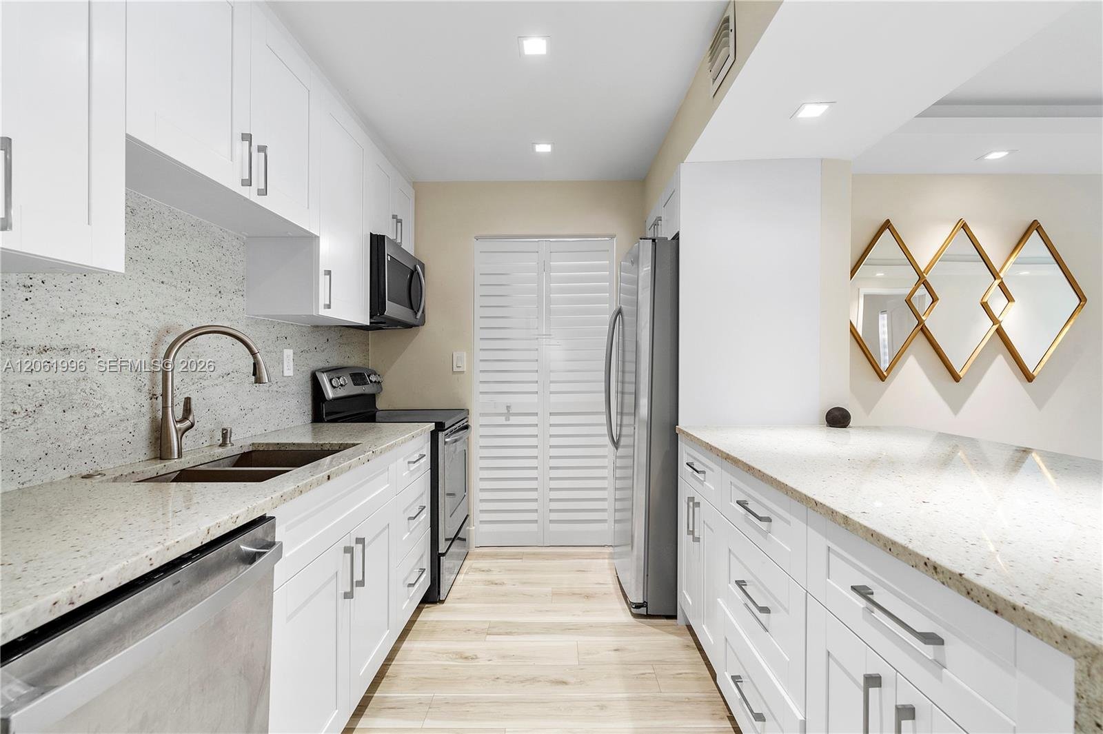 Weston Condo: 230 Lakeview Drive 106