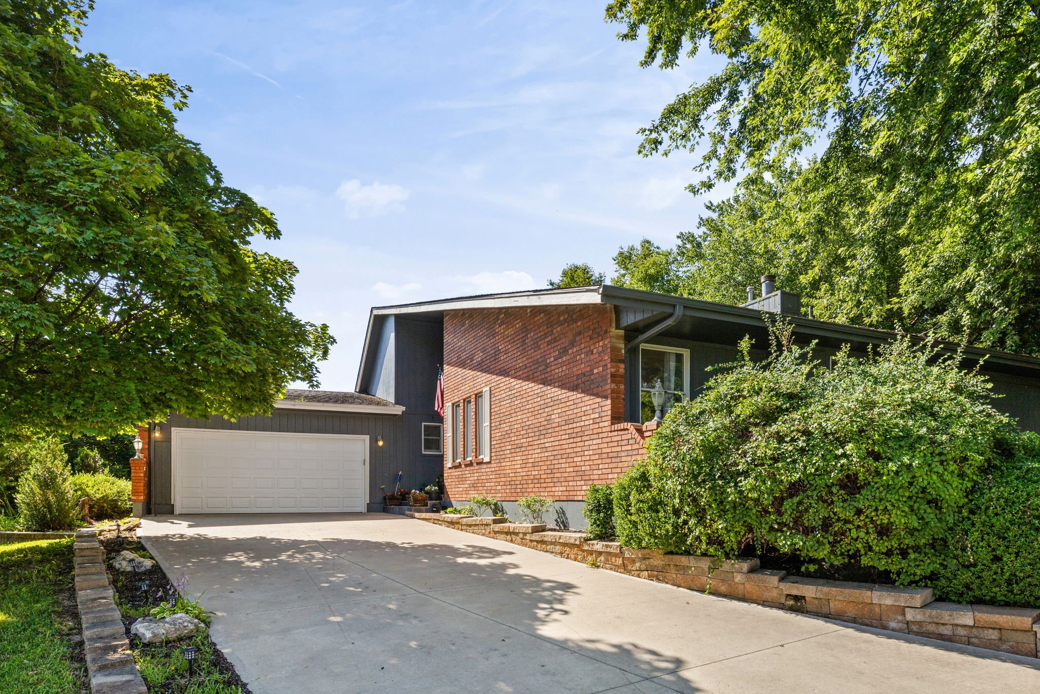 Lees Summit House: 235 SW Seagull St