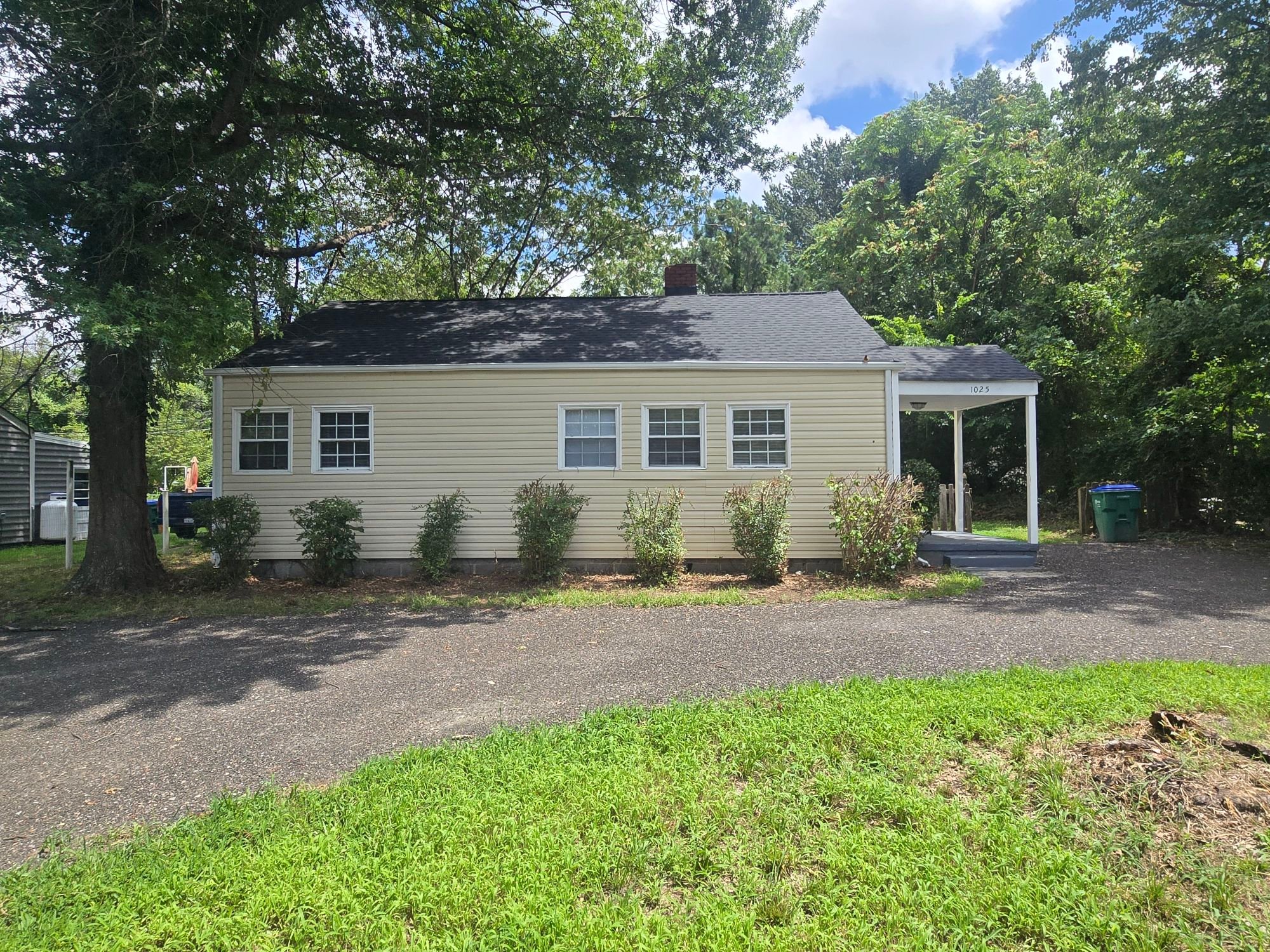 Richmond House: 1025 Bradley Ln