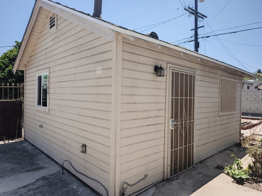 Los Angeles House: 2706 W 74th St