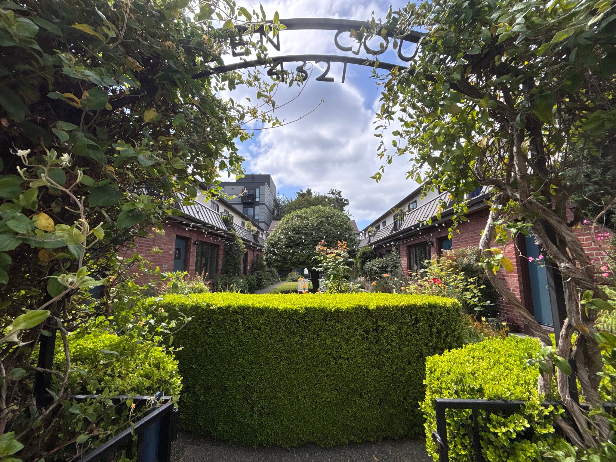 Seattle Condo: 4321 Linden Ave N