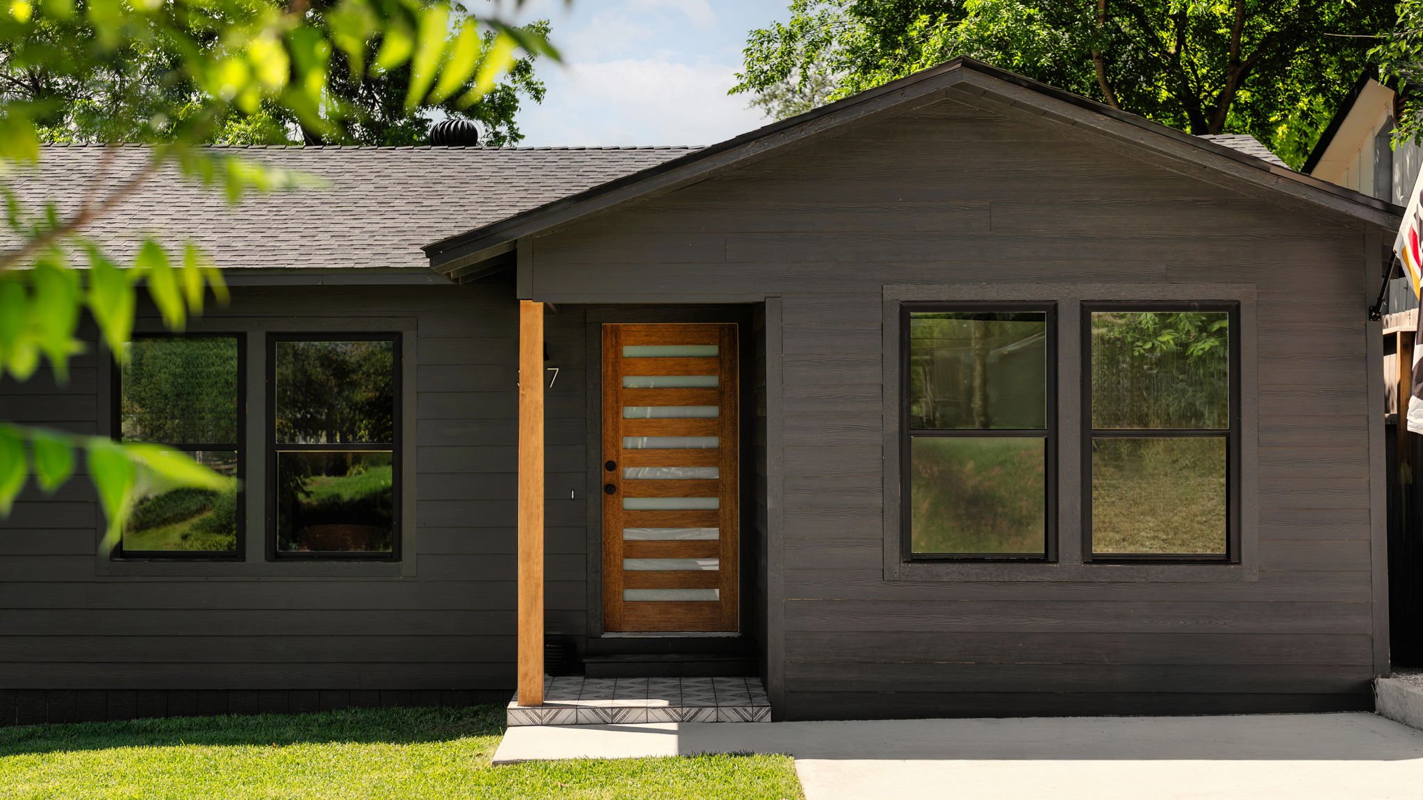 New Braunfels House: 337 W Merriweather St