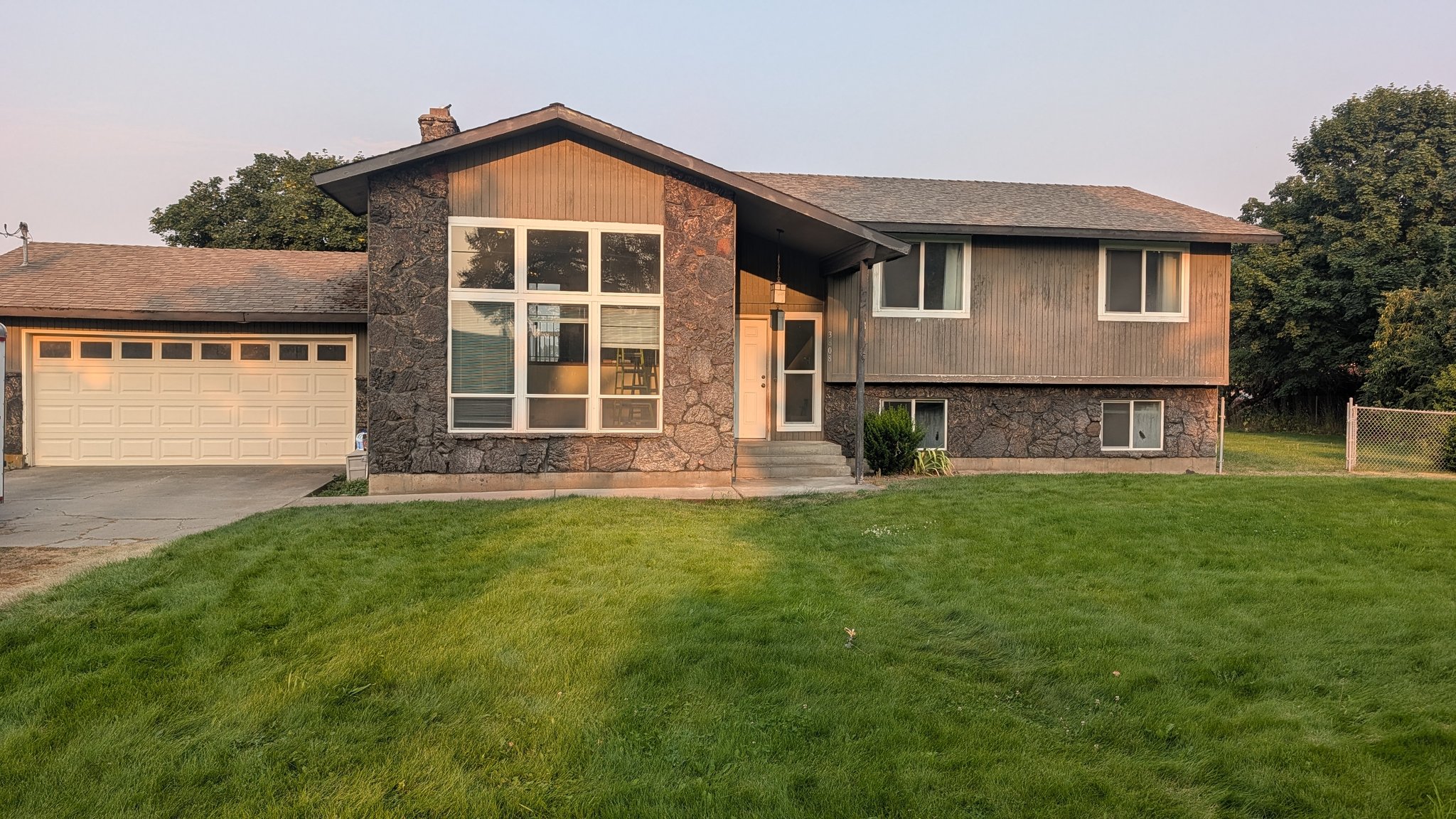 Otis Orchards House: 3808 N Garry Rd