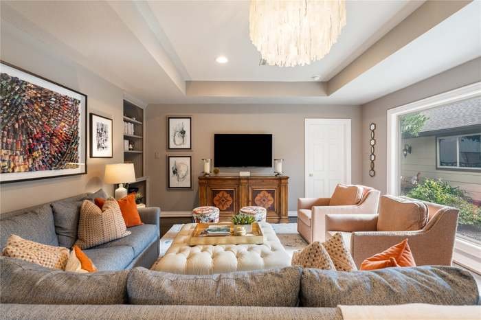 Houston House: 1534 Glourie Dr