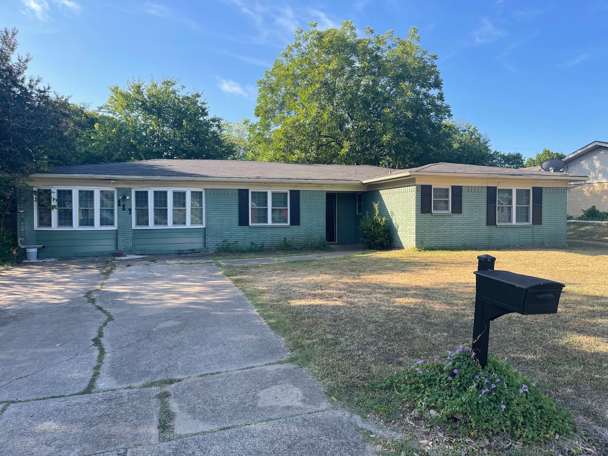 Robinson House: 117 E Dawn Dr