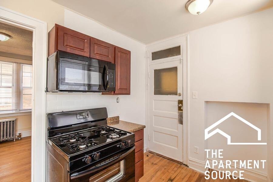Cicero Apartment: 5011 West Cermak Road #27 Cicero, IL 60804