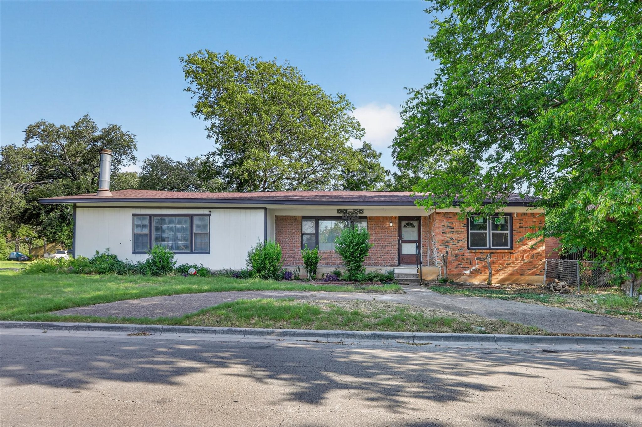 Fort Worth House: 4400 Hodgkins Rd