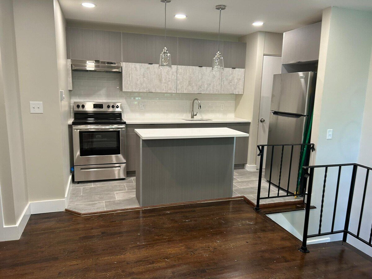 Orange Apartment: 286 S Center St