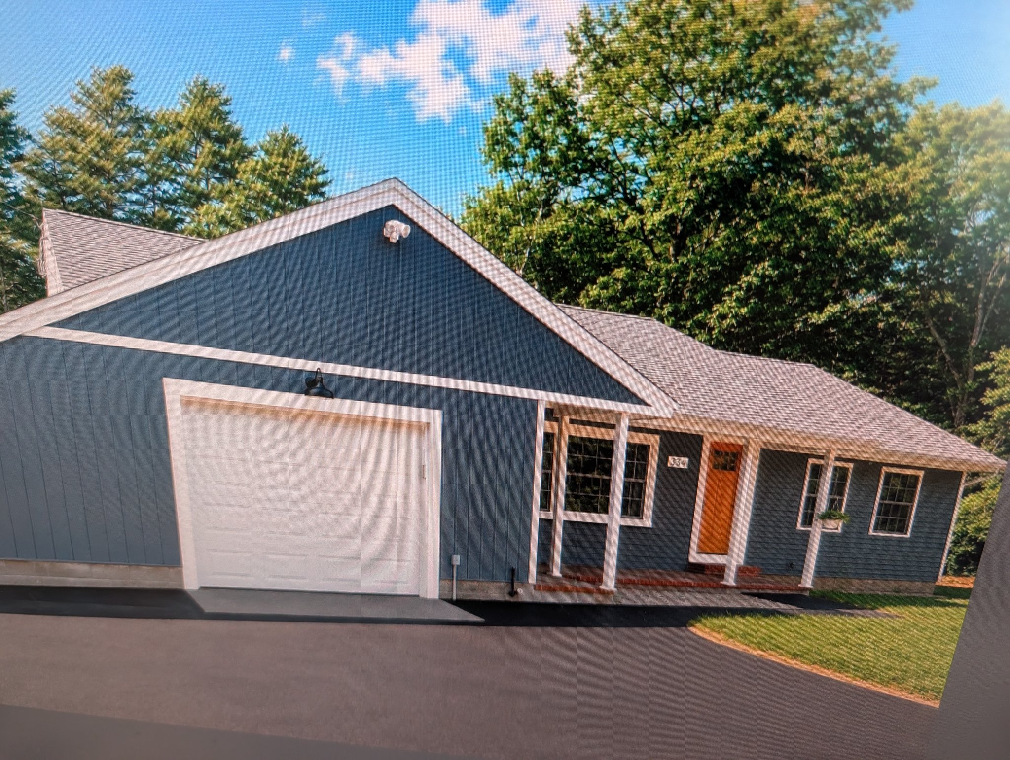 Lakeville House: 334 Bedford St