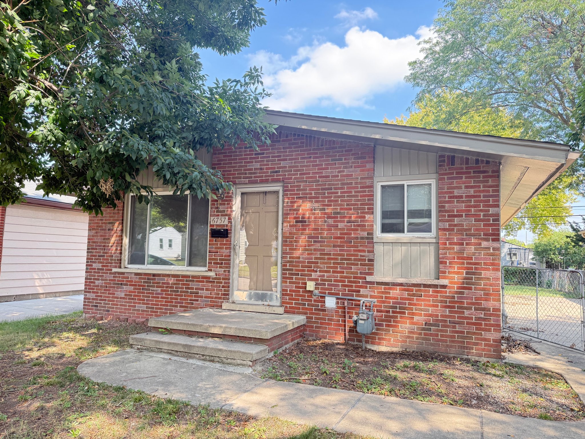Taylor House: 6757 Syracuse St