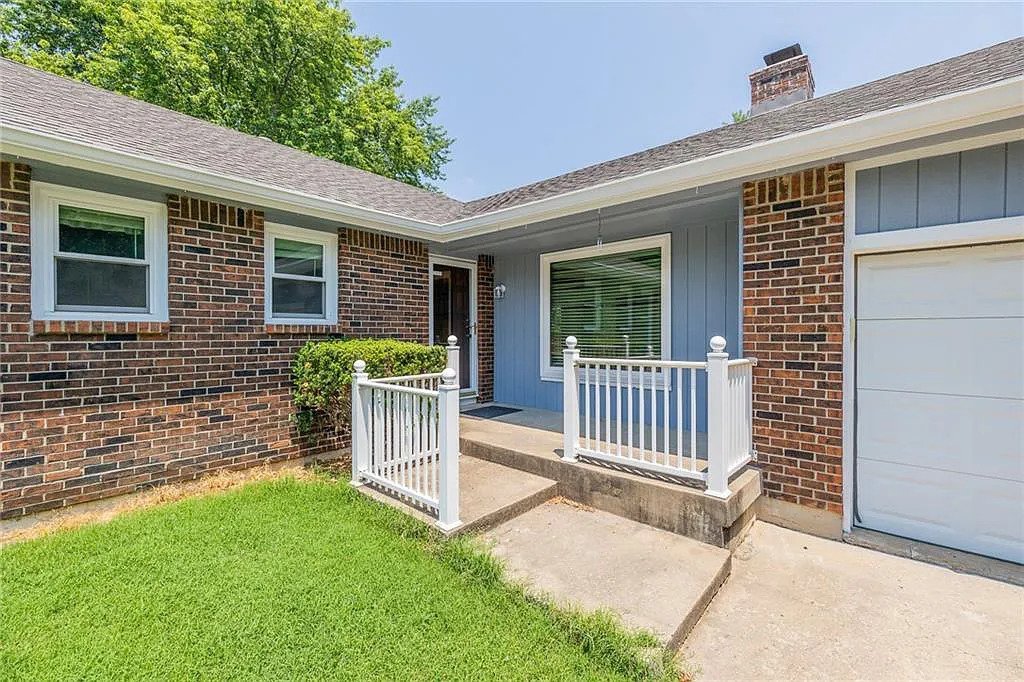 Olathe House: 430 N Persimmon Dr