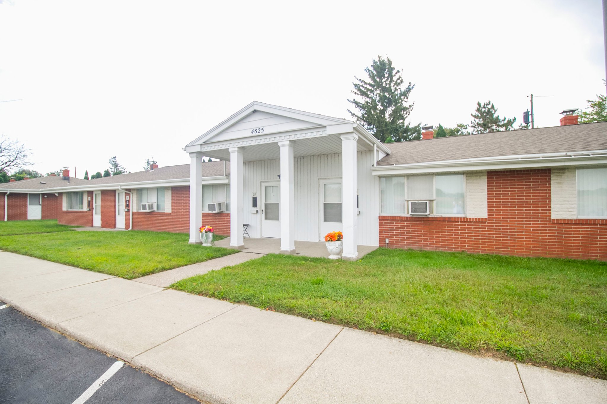 Toledo Apartment: 4825 Hill Ave