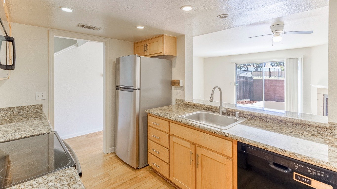 Fairfield Townhome: 374 Tabor Ave