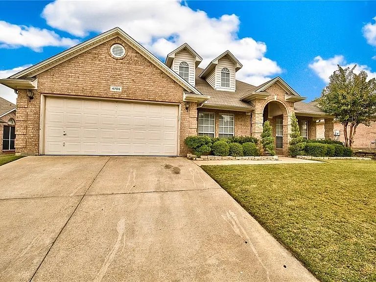 Fort Worth House: 4705 Sterling Trace Circle