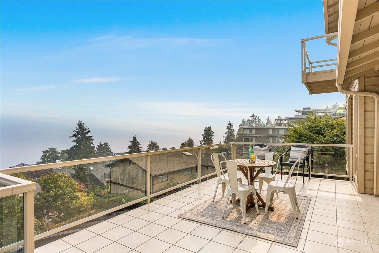 Lake Forest Park House: 3909 NE 157TH PL
